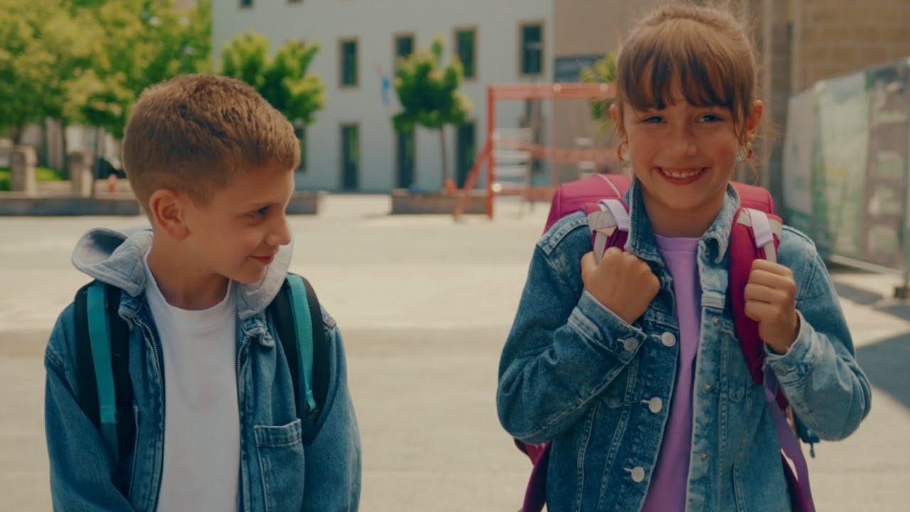 Video Card Image -  "ALPHA - zesumme wuessen". Dans la même école. Dans la langue qui convient le mieux. 
